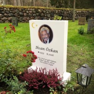 Picture of Installed customer headstone, Glacier White Peaceyard® Ada