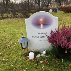 Picture of Installed customer headstone, Glacier White Peaceyard® Cora