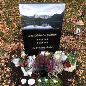 Bild på monterad kundsten, Deep Night Sky Peaceyard® modell Ada