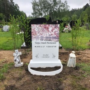 Bild på monterad kundsten, Glacier White Peaceyard® modell Ada