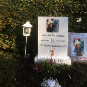 Picture of Installed customer headstone, Glacier White Peaceyard® Ada