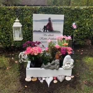 Picture of Installed customer headstone, Glacier White Peaceyard® Ada