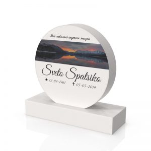 Inspirationsbild på Peaceyard® gravsten modell Ada i färgen Glacier White med standard sockel