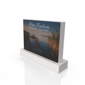 Inspirationsbild på Peaceyard® gravsten modell Alice i färgen Glacier White med standard sockel