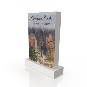 Inspirationsbild på Peaceyard® gravsten modell Ada i färgen Glacier White med standard sockel