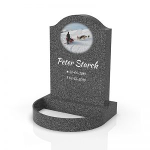 Inspirationsbild på Peaceyard® gravsten modell Cora i färgen Midnight med standard sockel och rund blomlist