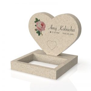 Inspirationsbild på Peaceyard® gravsten modell Maida i färgen Aurora med standard sockel och fyrkantig blomlist