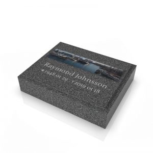 Inspirationsbild på Peaceyard® gravsten modell Ida i färgen Midnight