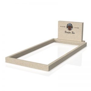 Inspirationsbild på Peaceyard® gravsten modell Alice i färgen Aurora med standard sockel och fyrkantig bred gravram