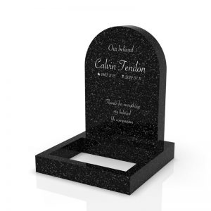 Inspirationsbild på Peaceyard® gravsten modell Eliza i färgen Deep Night Sky med standard sockel och fyrkantig blomlist
