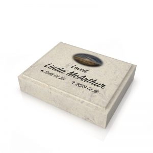 Inspirationsbild på Peaceyard® gravsten modell Ada i färgen Clamshell