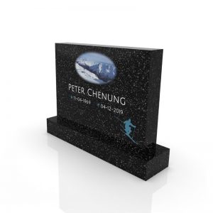 Inspirationsbild på Peaceyard® gravsten modell Alice i färgen Deep Night Sky