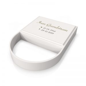 Inspirationsbild på Peaceyard® gravsten modell Ida i färgen Glacier White med rund blomlist