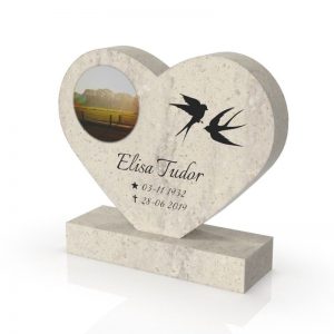 Inspirationsbild på Peaceyard® gravsten modell Maida i färgen Clamshell med standard sockel