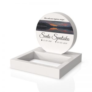 Inspirationsbild på Peaceyard® gravsten modell Tillie i färgen Glacier White med standard sockel och fyrkantig blomlist