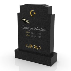 Inspirationsbild på Peaceyard® gravsten modell Aiza i färgen Deep Night Sky med standard sockel