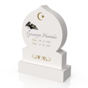 Inspirationsbild på Peaceyard® gravsten modell Akila i färgen Glacier White med standard sockel