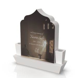 Inspirationsbild på Peaceyard® gravsten modell Arwa i färgen Glacier White med vinklad sockel och fyrkantiga vaser