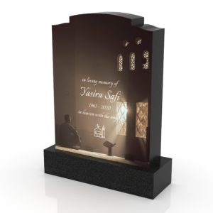 Inspirationsbild på Peaceyard® gravsten modell Maira i färgen Deep Night Sky med standard sockel