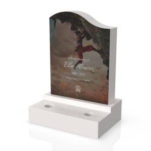 Inspirationsbild på Peaceyard® gravsten modell Maisie i färgen Glacier White med Vas sockel med steg