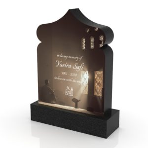 Inspirationsbild på Peaceyard® gravsten modell Oma i färgen Deep Night Sky med standard sockel