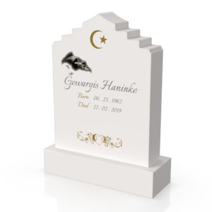 Inspirationsbild på Peaceyard® gravsten modell Ozra i färgen Glacier White med standard sockel