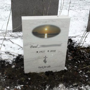 picture of installed peaceyard gravestone, model ada in clamshell color