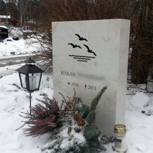 picture of installed peaceyard gravestone, model ada in clamshell color