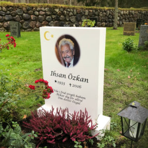 picture of installed peaceyard gravestone, model ada in glacier white color with standard base and round planter