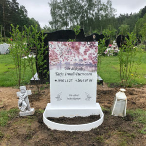 picture of installed peaceyard gravestone, model ada in glacier white color with standard base and round planter