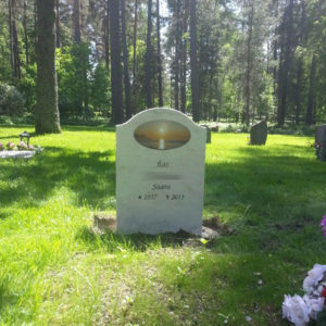 picture of installed peaceyard gravestone, model cora in clamshell color