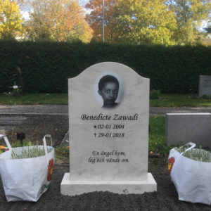 picture of installed peaceyard gravestone, model cora in clamshell color with standard base