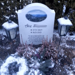 picture of installed peaceyard gravestone, model cora in everest color