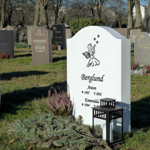 picture of installed peaceyard gravestone, model cora in everest color