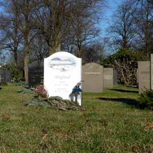 picture of installed peaceyard gravestone, model cora in everest color
