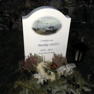 picture of installed peaceyard gravestone, model cora in glacier white color