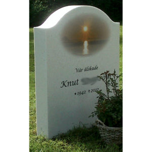picture of installed peaceyard gravestone, model cora in everest color