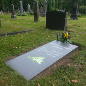 picture of installed peaceyard horizontal gravestone, custom model flora in midnight color