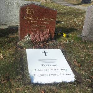 picture of installed peaceyard horizontal gravestone, model flora in glacier white color