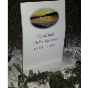 picture of installed peaceyard gravestone, model kitty in glacier white color with standard base