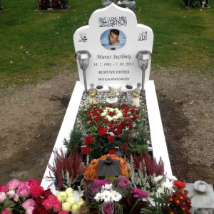picture of installed peaceyard upright gravestone, model arwa in glacier white color with customer graphics
