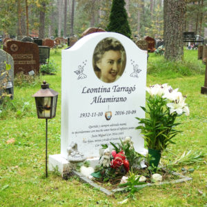 picture of installed peaceyard upright gravestone, model cora in glacier white color with customer graphics