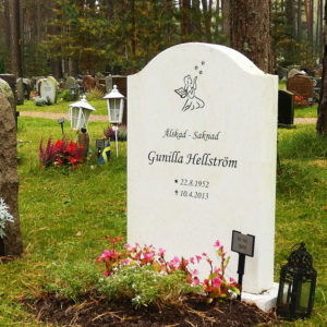 picture of installed peaceyard upright gravestone, model cora in glacier white color with customer graphics