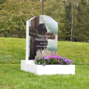 Bild på monterad kundsten, Glacier White Peaceyard®, modell Cora