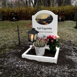 picture of installed peaceyard upright gravestone, model cora in glacier white material with customer graphics
