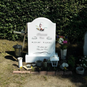 picture of installed peaceyard upright gravestone, model cora in glacier white color with customer graphics