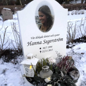 picture of installed peaceyard upright gravestone, model cora in glacier white color with customer graphics