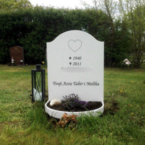 picture of installed peaceyard upright gravestone, model cora in glacier white material with customer graphics
