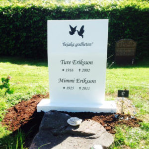 picture of installed peaceyard upright gravestone, model kitty in glacier white color with customer graphics