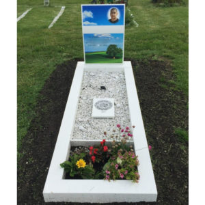 picture of installed peaceyard upright gravestone, model kitty in glacier white material with customer graphics